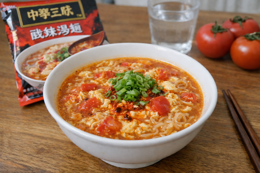 中華三昧の酸辣湯麺にトマトと卵を加えたさっぱり系アレンジで、トマトの酸味が効いた彩りの良い酸辣湯麺