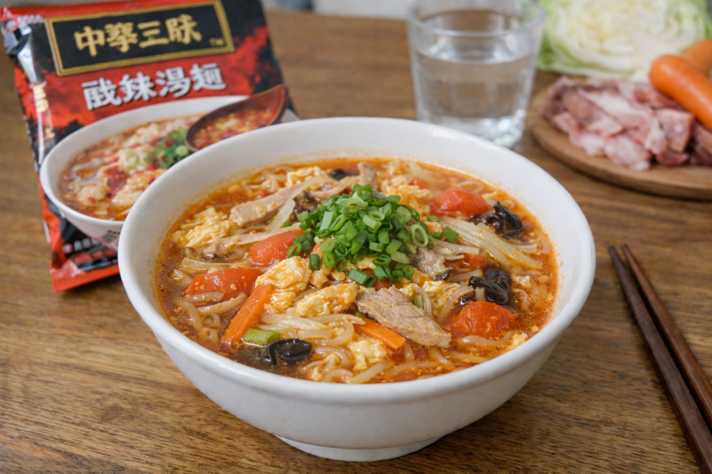 中華三昧の酸辣湯麺に豚肉や野菜をたっぷり加えた食事系アレンジで、具だくさんで満腹感のある酸辣湯麺