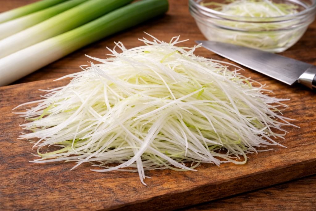 細く千切りにした白髪ネギを山状に盛り付けた様子