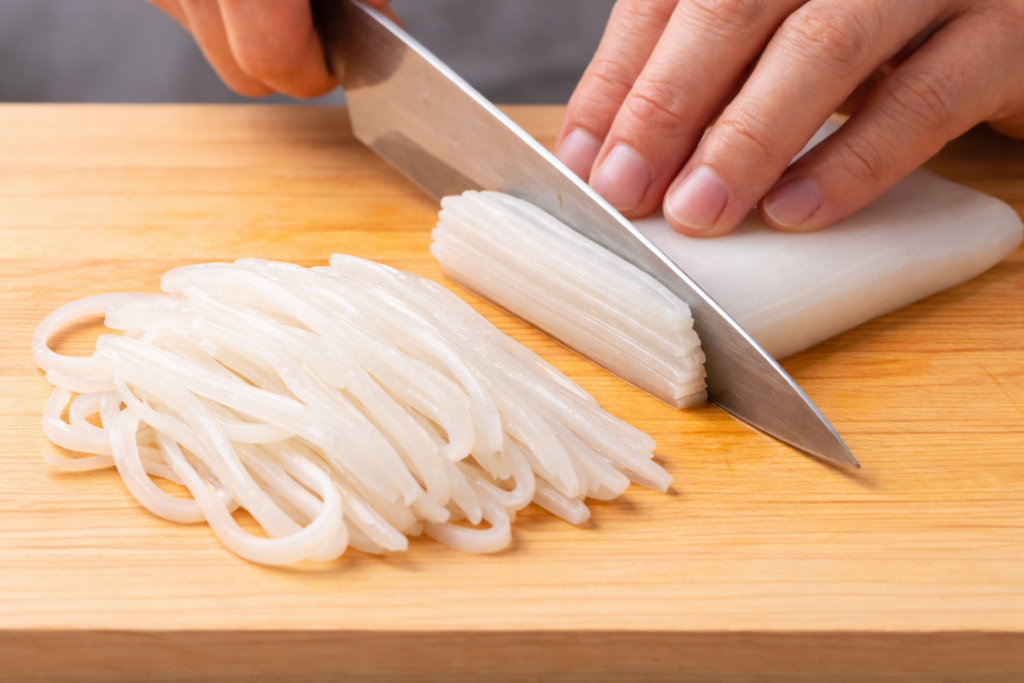 手巻き寿司の刺身の切り方｜イカの身を細く麺状に切っているイカそうめんの調理風景