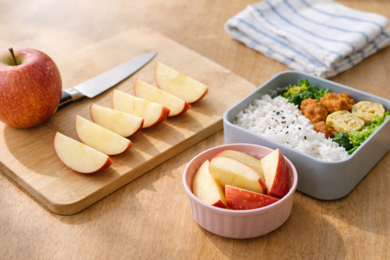 りんごをお弁当に持って行く方法｜簡単な切り方と変色防止・詰め方のコツ