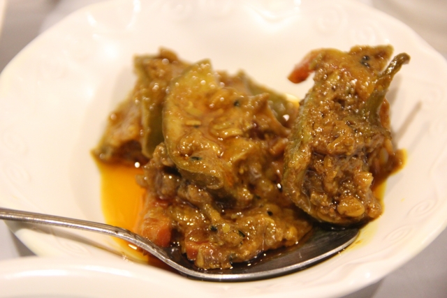 バターチキンカレーの付け合わせに用いられるアチャール