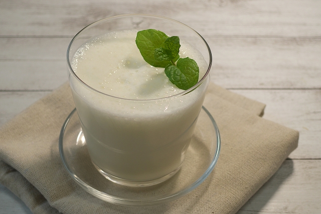 バターチキンカレーの付け合わせに用いられるラッシー